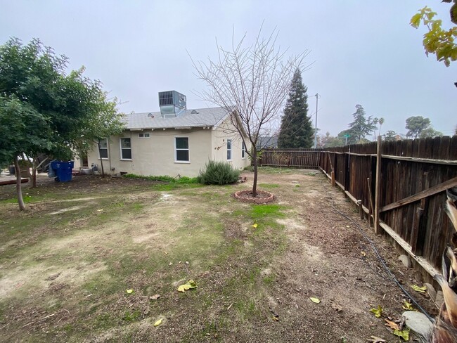 Building Photo - Follow the yellow brick to this Remodeled 2 BD 1 BA House in NE Bakersfield