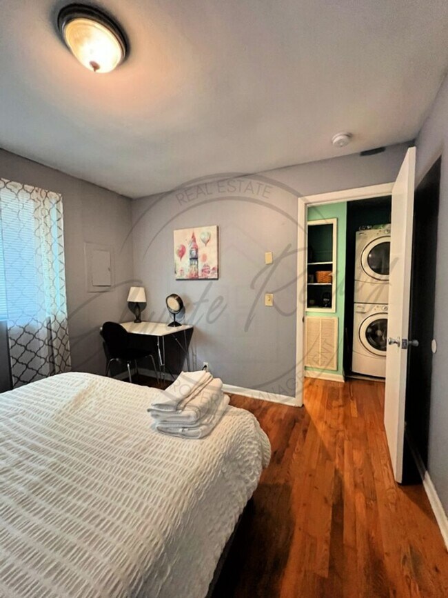 Building Photo - Furnished, Ranch Style Two Bedroom in the heart of Edgehill on Special!