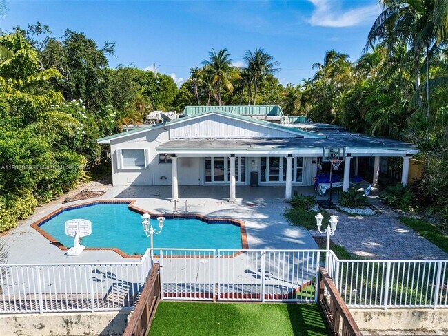 Building Photo - 1375 N Biscayne Point Rd