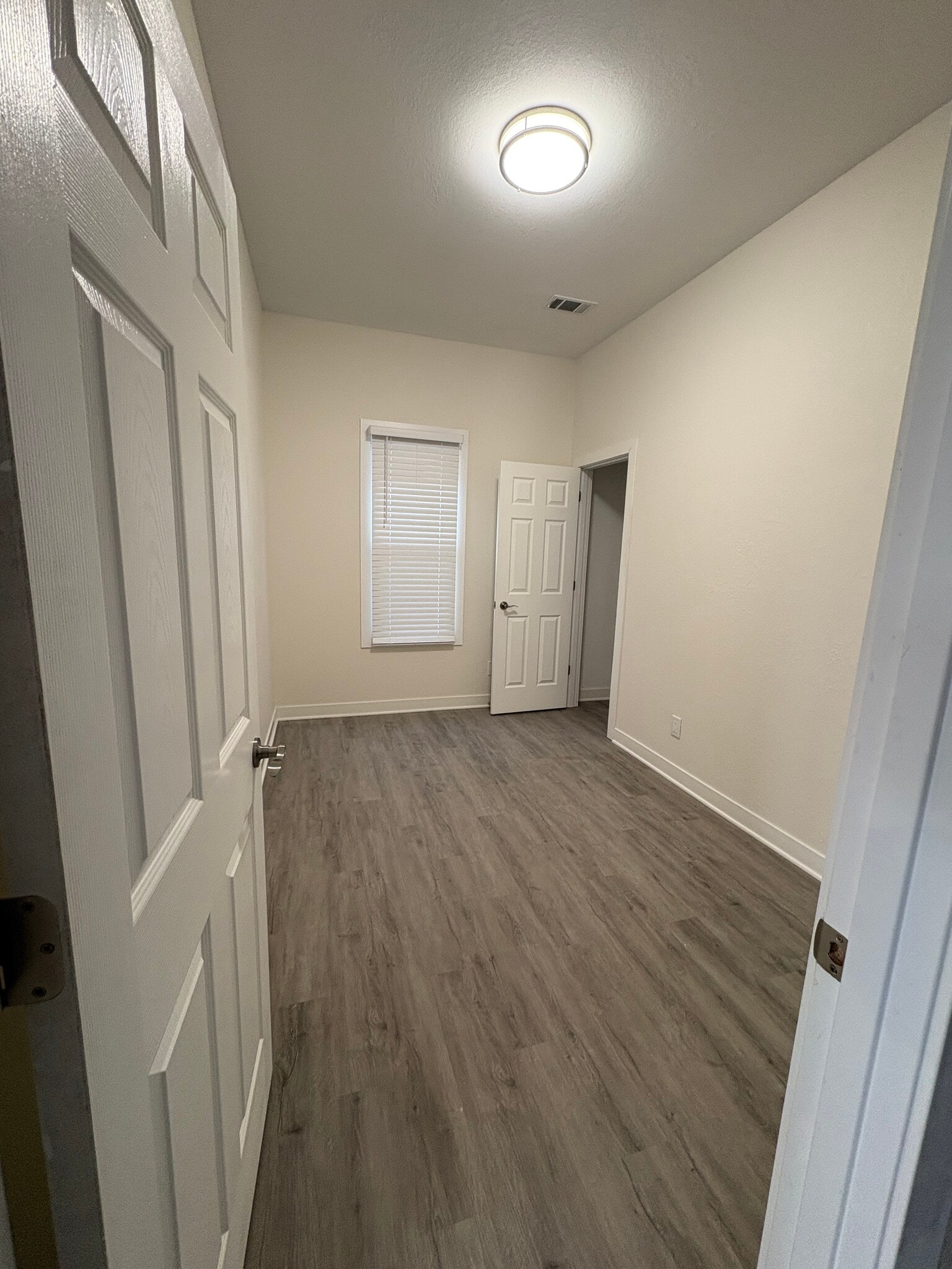 Building Photo - 400 E Meinecke Ave