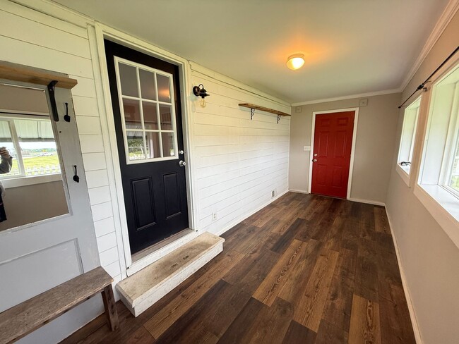 Building Photo - Charming Cape Cod Near Airport with Modern...