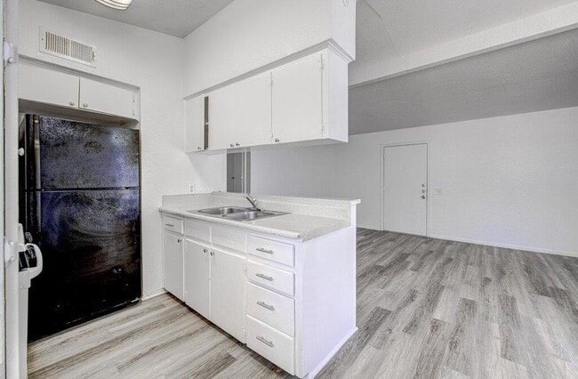 Building Photo - 2506 Manor Cir