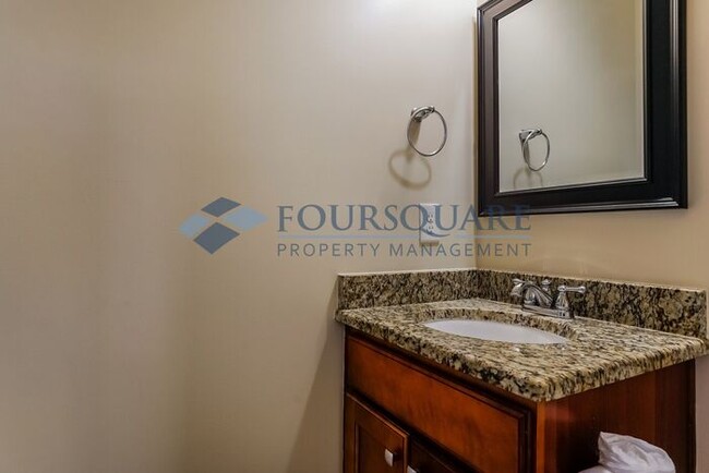 Building Photo - Townhome | Washer /Dryer Included | Enclos...