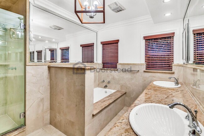 Building Photo - 603 S Mansfield Ave