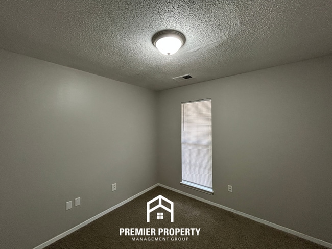 Building Photo - 3760 Ivanhoe Dr