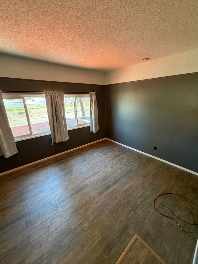 Building Photo - 2.2. miles to Sky Lakes Medical Center and Oregon Institute of Technology, 2bdrm 1 bath duplex