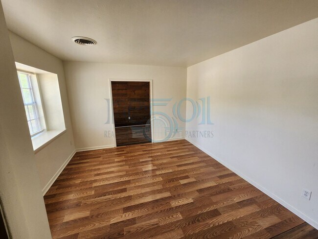 Building Photo - *Price Reduction* Nicely Updated Property!!!! Huge Backyard!!!