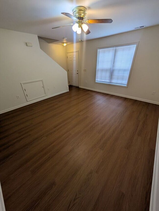 Building Photo - 2BD/1.5BA Townhome in Strawberry Patch Complex of Hickory