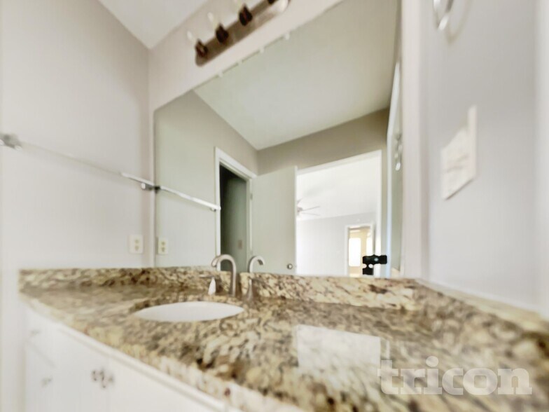 Building Photo - 2543 Mistletoe Ln SW