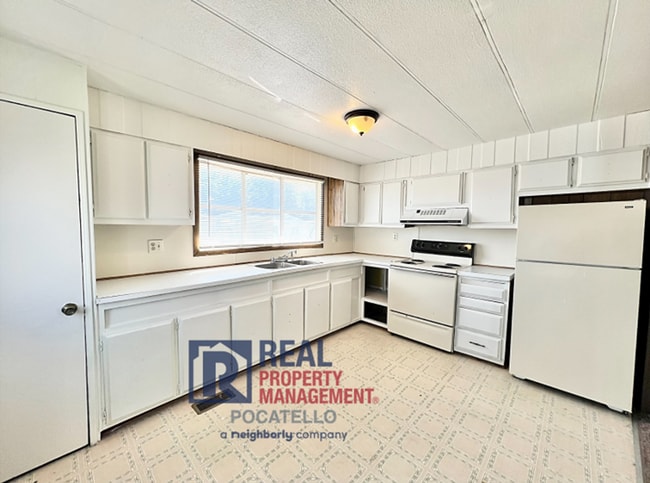 Building Photo - 2 Bedroom 1 Bath Mobile Home - Pets negoti...