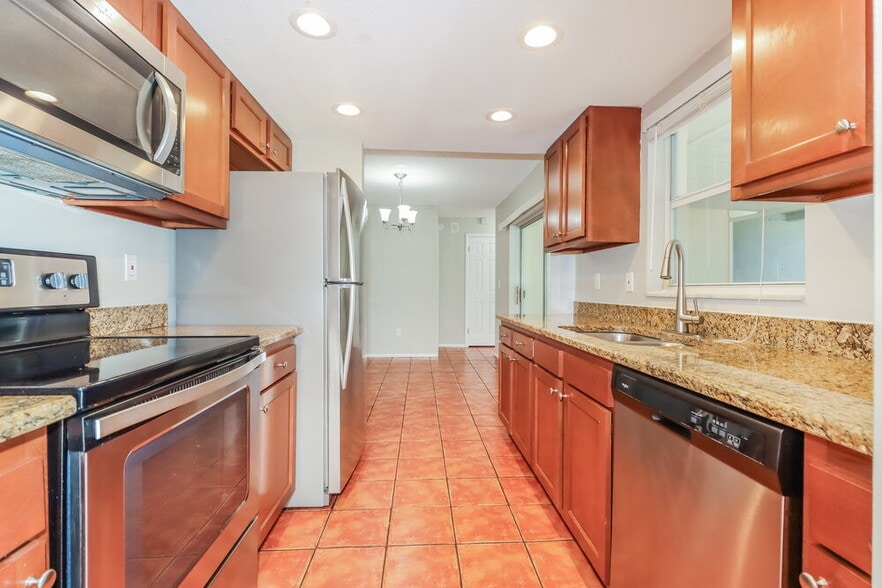 Building Photo - 2335 Timbercrest Cir W