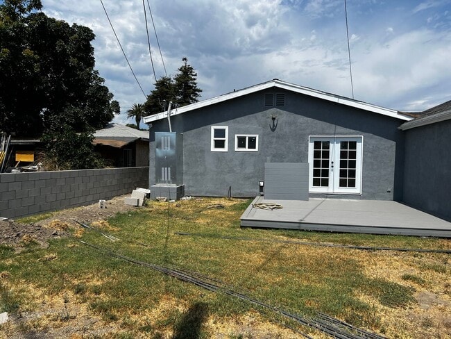 Building Photo - Remodeled 3 Bedroom 2 Bath House with 4 Ca...