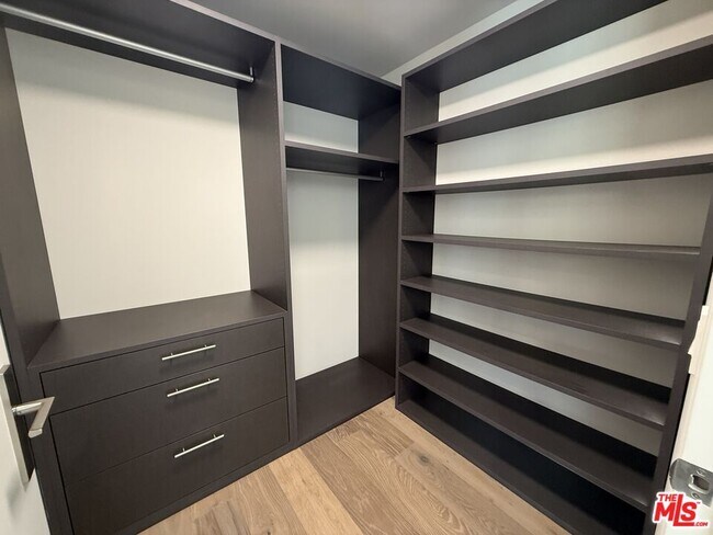 Building Photo - 505 S Barrington Ave