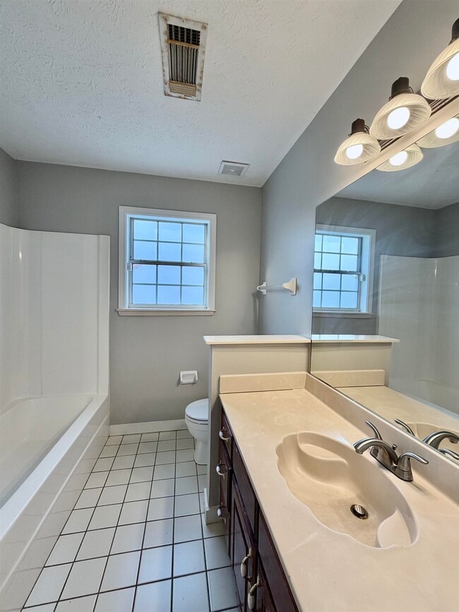 Building Photo - 271 Meadowland Dr