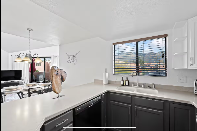 Building Photo - 5051 N Sabino Canyon Rd