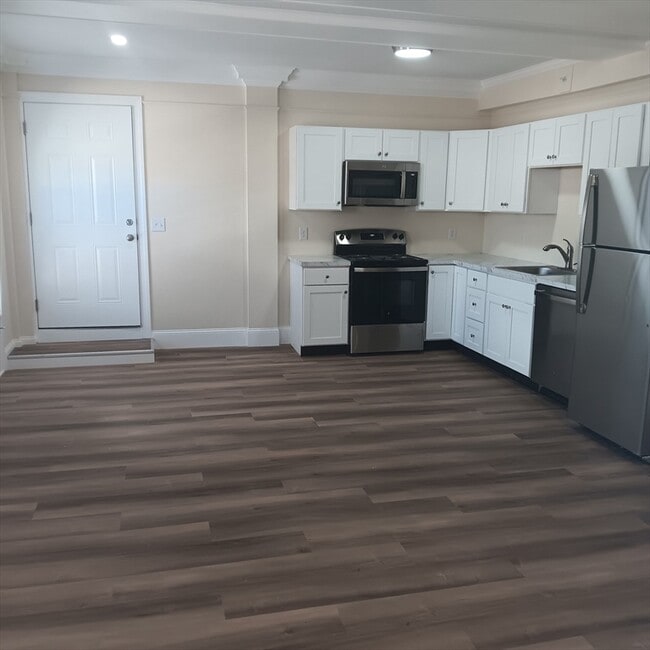 Primary Photo - 99 N Main St