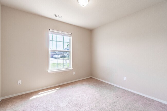 Building Photo - Secure Comfort: Beautiful 3 Bed, 2 Bath Ho...