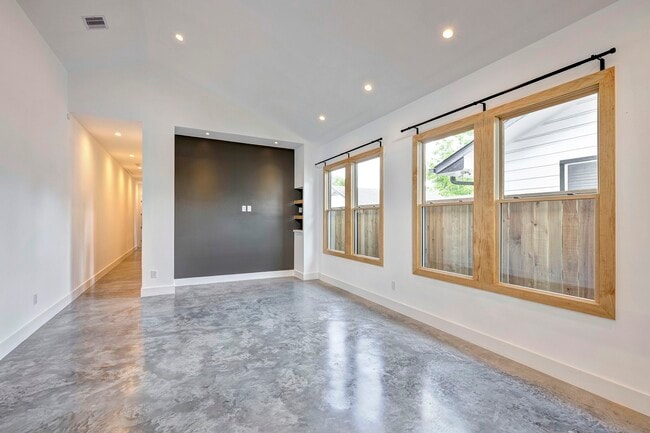 Building Photo - 907 Kern St