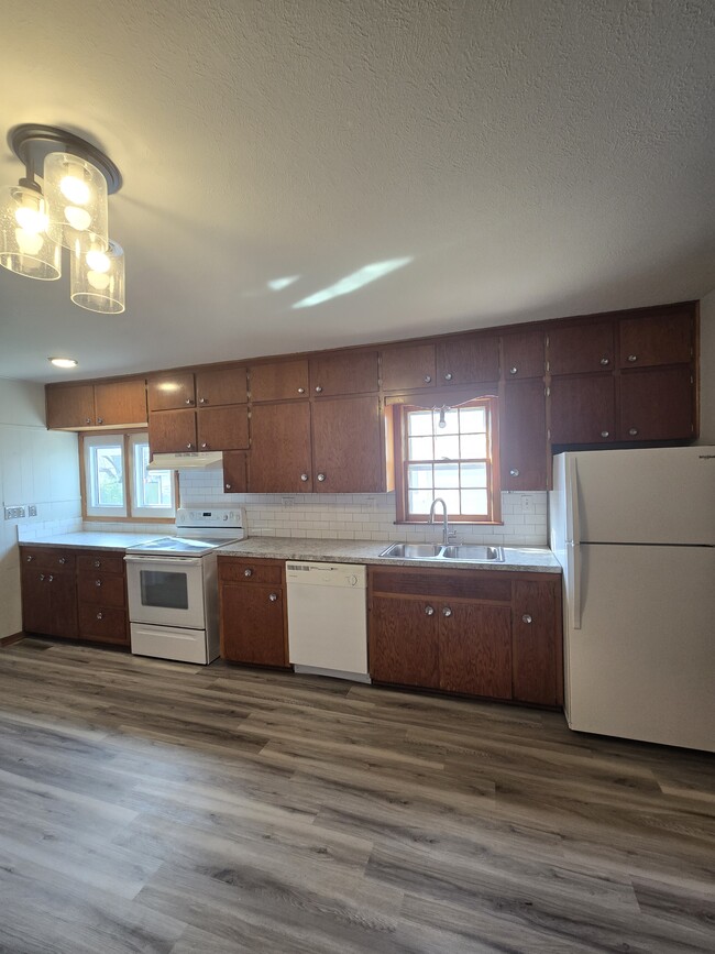 Building Photo - 526 N Martinson Ave