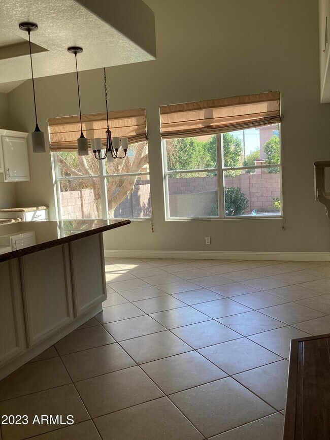 Building Photo - 2331 W Toledo Pl