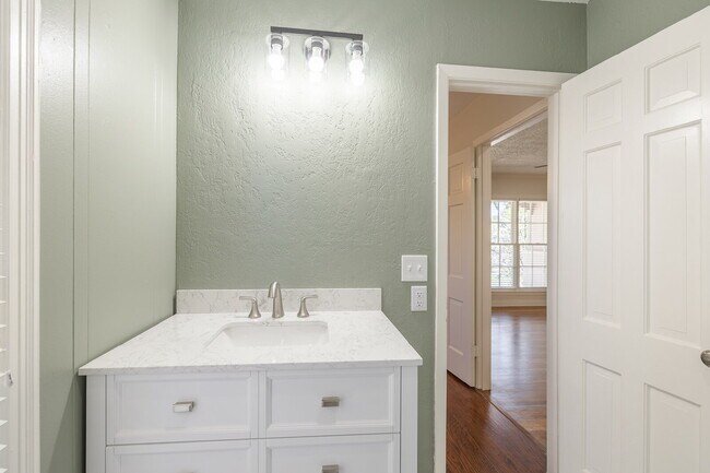 Building Photo - Beautiful Tech Terrace Home! Full of Chara...