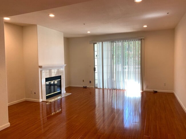 Building Photo - Rarely available townhouse in Farallon Isl...