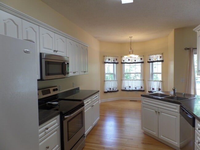 Building Photo - 10 Sawmill Rd W