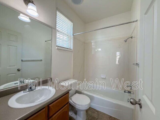 Building Photo - 443 Kent Dr