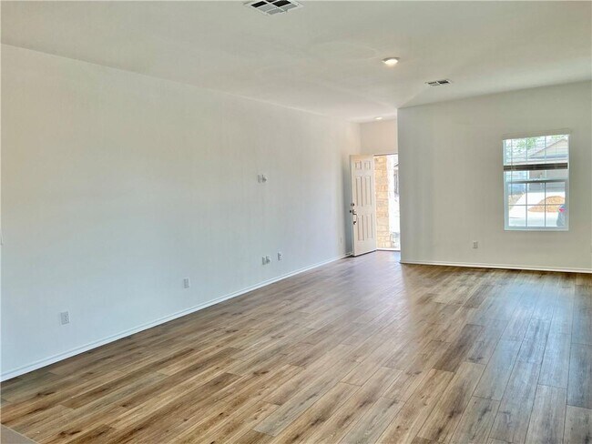 Building Photo - 290 Silver Glen Dr