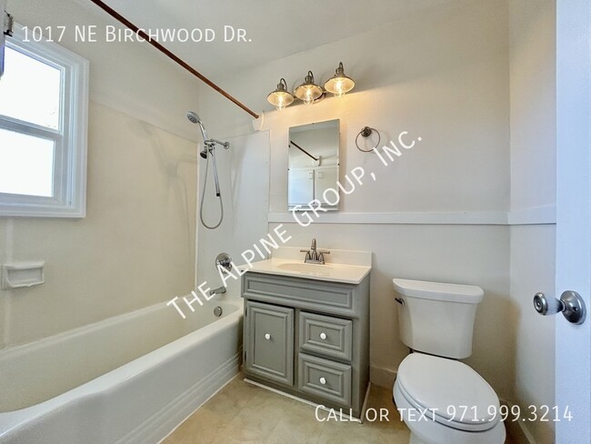 Building Photo - 1017 NE Birchwood Dr