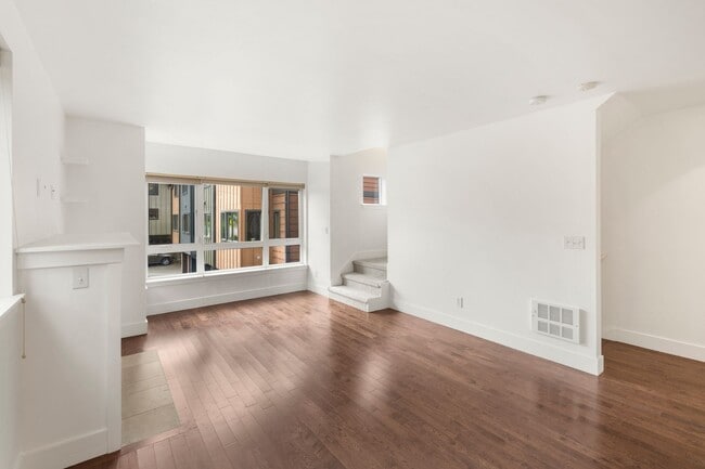 Building Photo - West Seattle - Large Bright 2 Bedroom 1.75 bath Delridge Townhouse