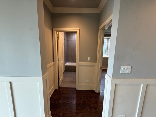 Building Photo - Luxury 3BR/2BA Condo – Prime Hyde Park Location, Modern Finishes