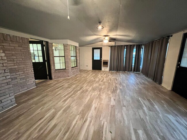 Building Photo - 4 BEDROOM GREENACRES BEAUTY!