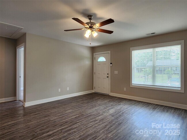 Building Photo - 1556 Kingston Dr