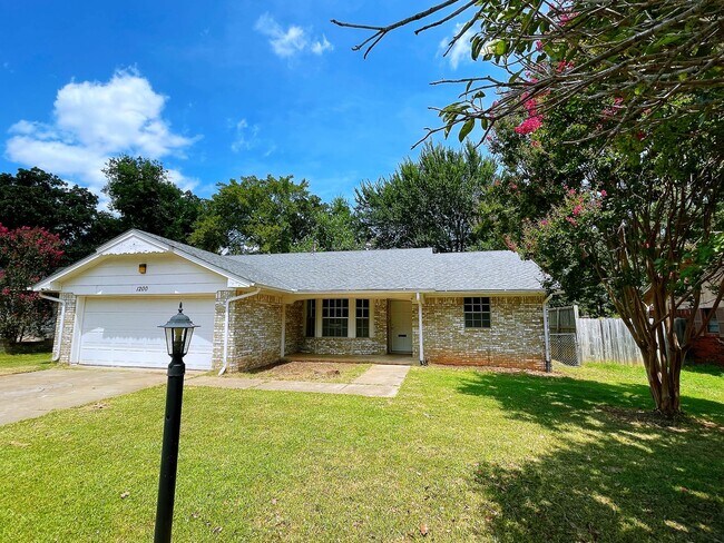 Building Photo - Charming 3bd 2 ba house close to the Unive...