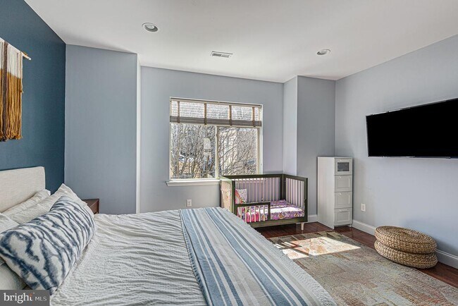 Building Photo - 1935 W George St