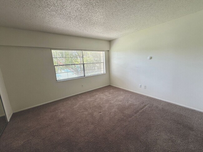 Building Photo - Serene Living at Townhomes of Lake Seminole 2/1.5 - 2 story condo