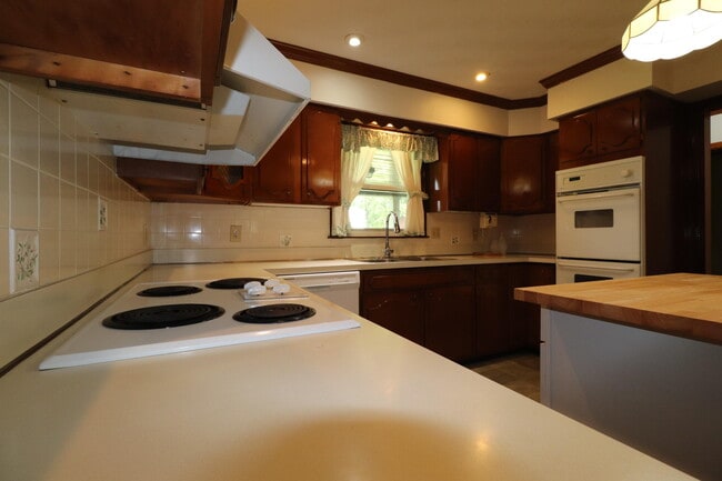 Building Photo - 204 Weil Ln