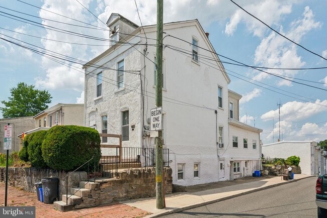 Building Photo - 270 Dupont St