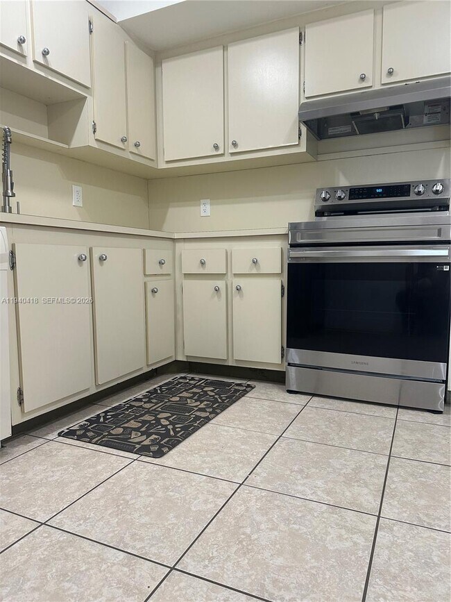 Building Photo - 919 Hillcrest Dr