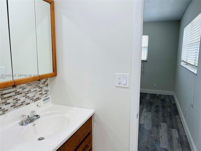 Building Photo - 8025 S Colony Cir