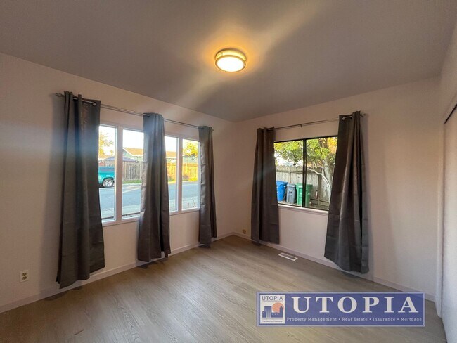 Building Photo - Newly Renovated Cozy 2 bed/ 1 Bath Home. Walking Distance from Local Beaches.