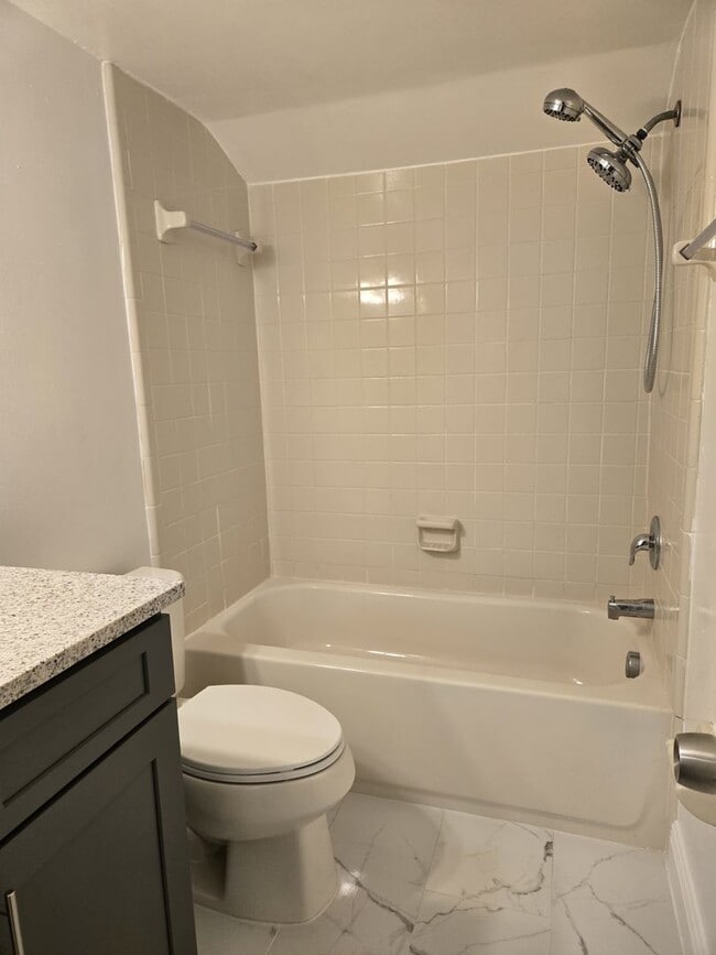 Building Photo - 2 bedroom + loft, 2 bathroom townhome near UCF