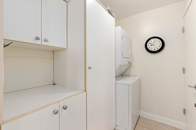 Building Photo - Stunning Marina District 2 Bedroom + a Lof...