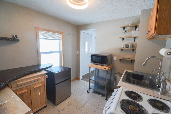 Building Photo - Cozy 2 Bedroom SE Rochester Home with Incredible Yard!