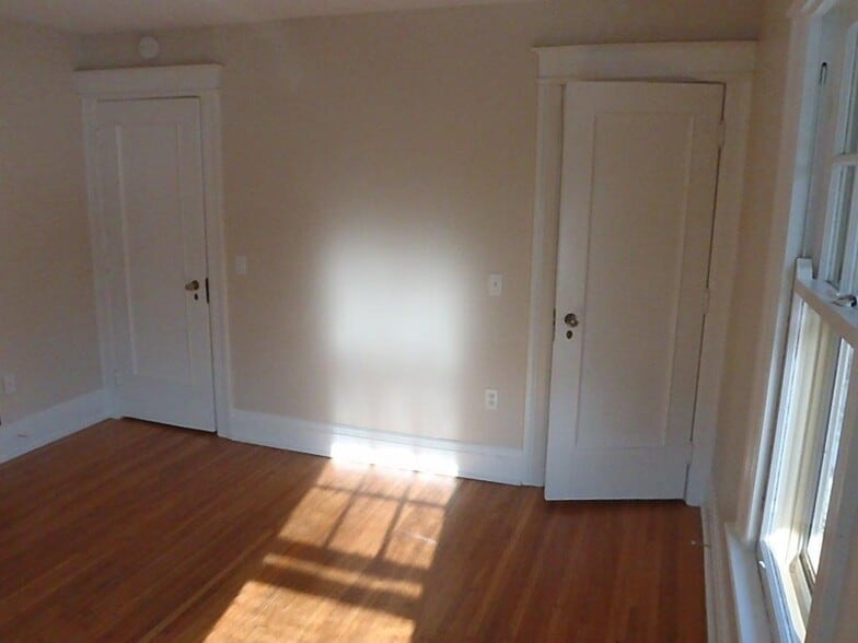 Bedroom - 923 Harvard St