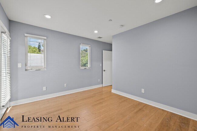 Building Photo - 1957 1/2 Vista Del Mar Ave