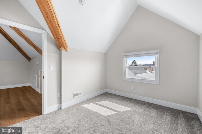 Building Photo - 320 W King St