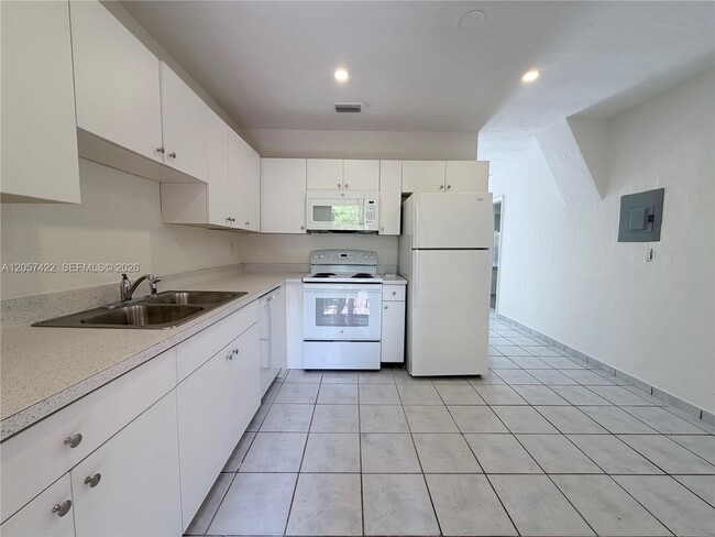 Building Photo - 16921 SW 94th Ave
