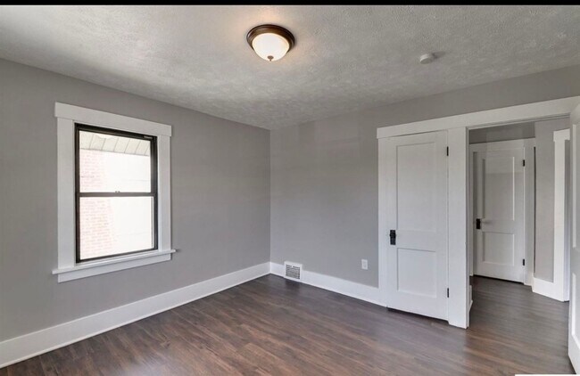 Building Photo - Beautiful & Spacious 3 Bedroom, 2 Bathroom Home in South Omaha – 1,872 Sq Ft